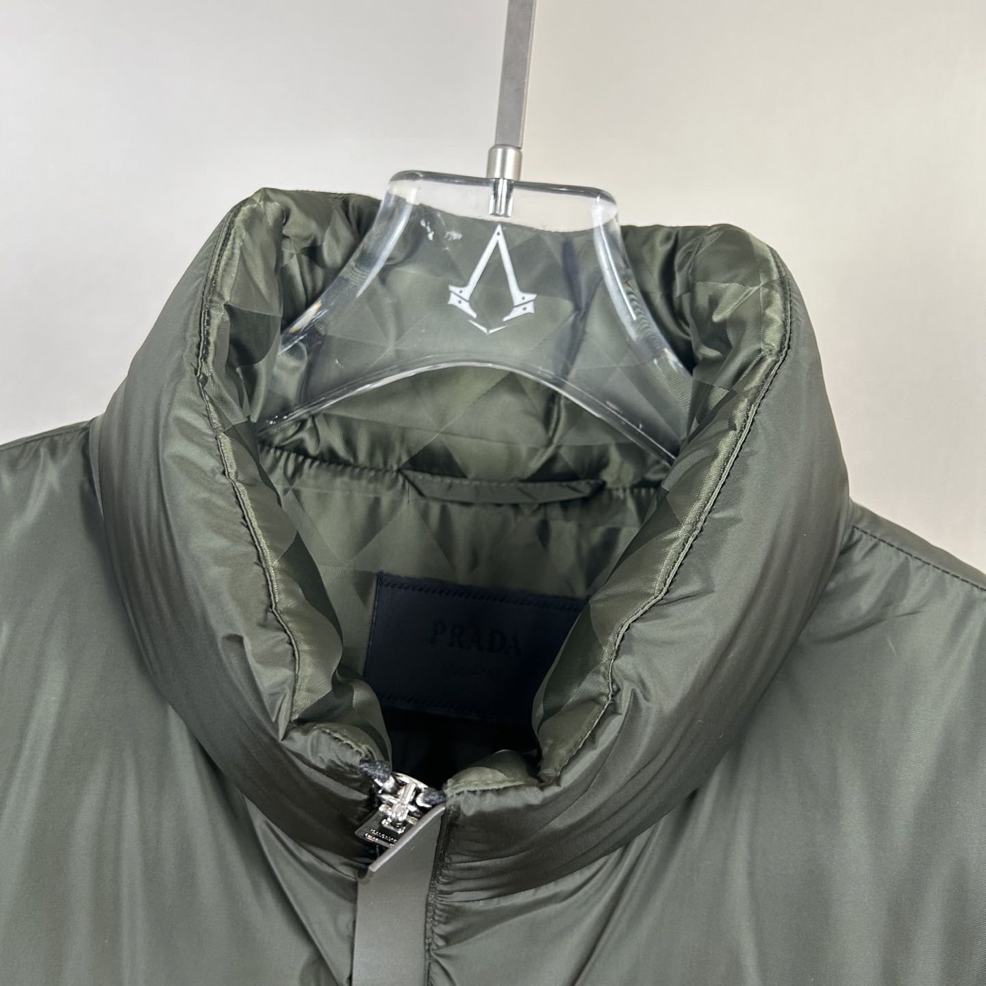 プラダ「Prada」冬の新作 スタンドカラー付きダウンジャケット