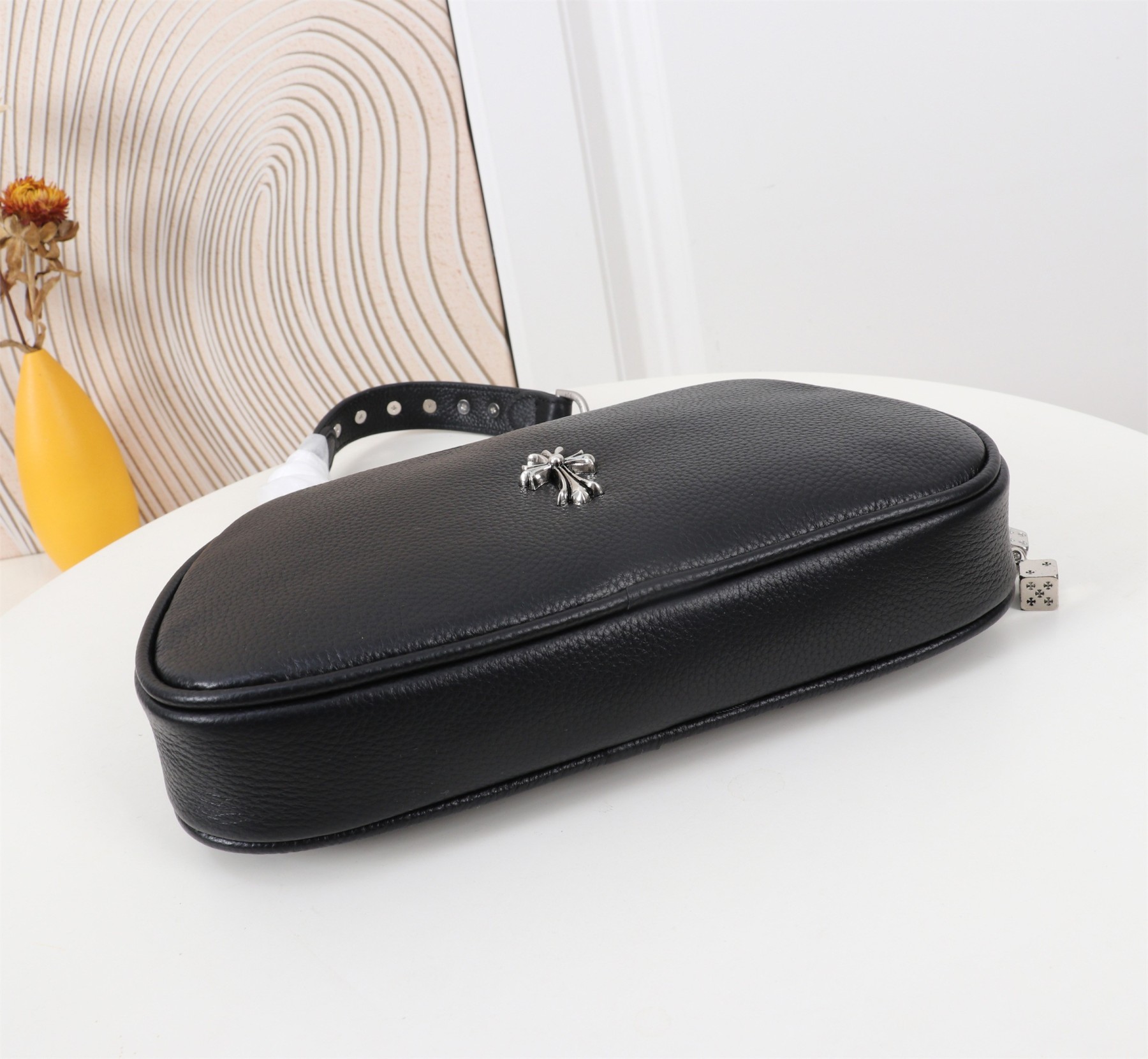 クロムハーツ「Chrome Hearts」十字架のショルダーバッグ