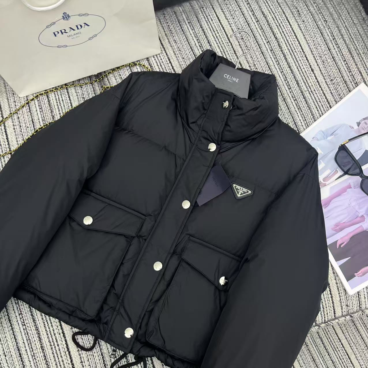 プラダ「Prada」冬の新作 スタンドカラー付きコットンジャケット
