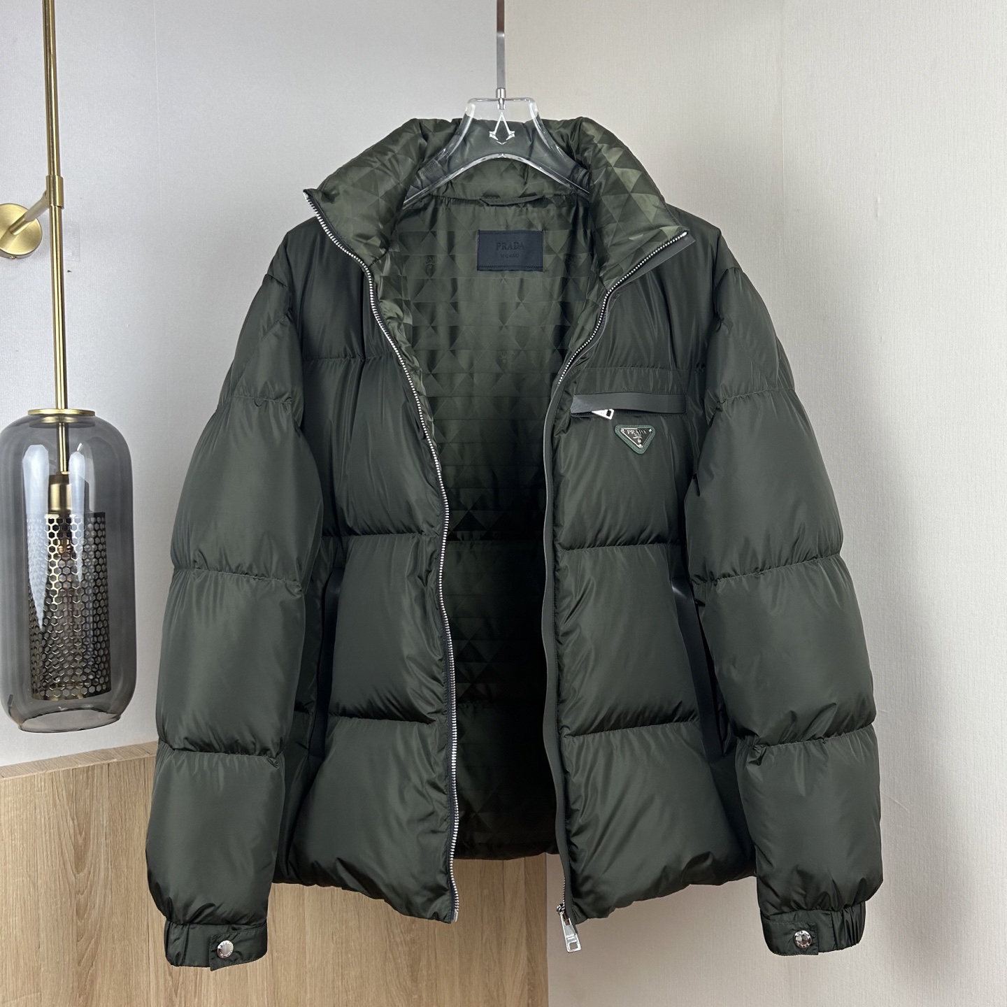 プラダ「Prada」冬の新作 スタンドカラー付きダウンジャケット