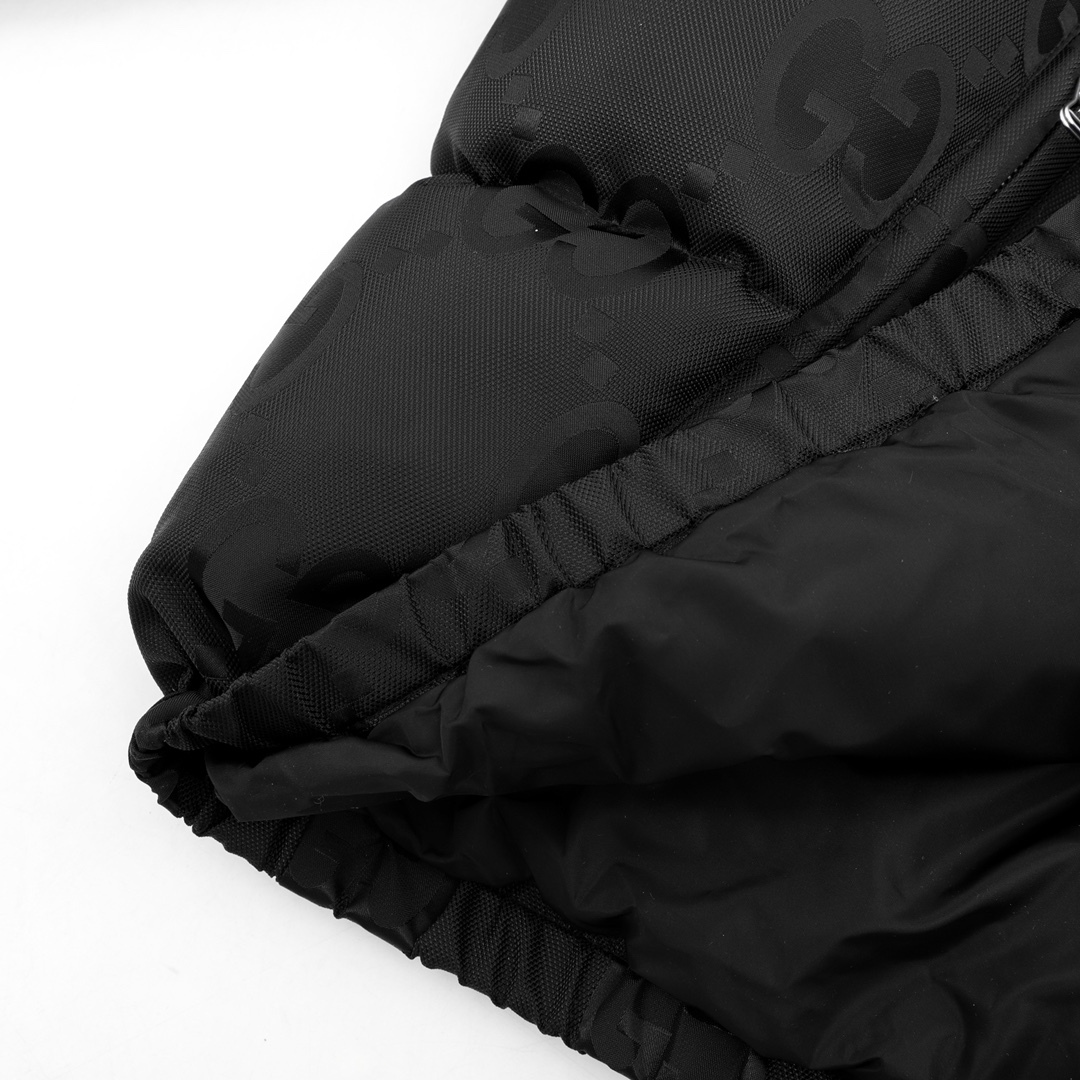 GUCCI 23FW の大きな GG の隠し模様ジヶードパターンのダウンジャケット