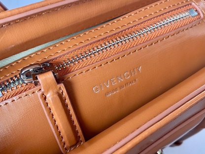 ジバンシィ「Givenchy」スモール アンティゴナ ボックスレザー バッグ