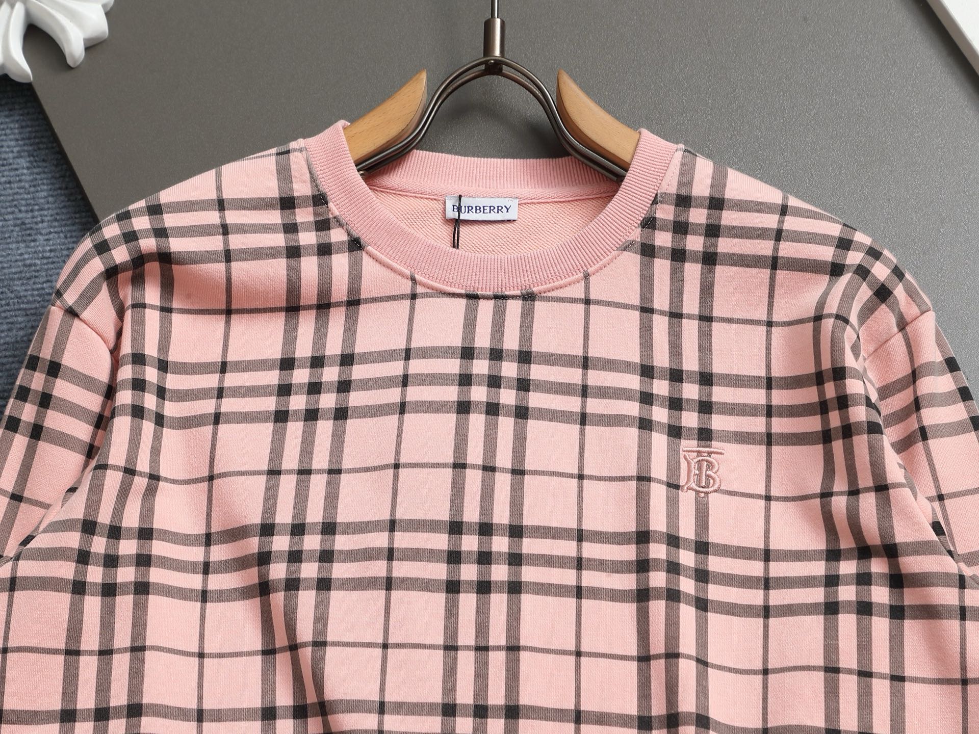 バーバリー「Burberry」クラシックチェック TB刺繍 ロンT（ユニセックス）