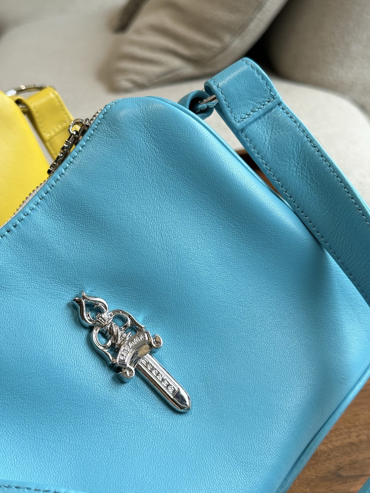 クロムハーツ「Chrome Hearts」十字架のショルダーバッグ