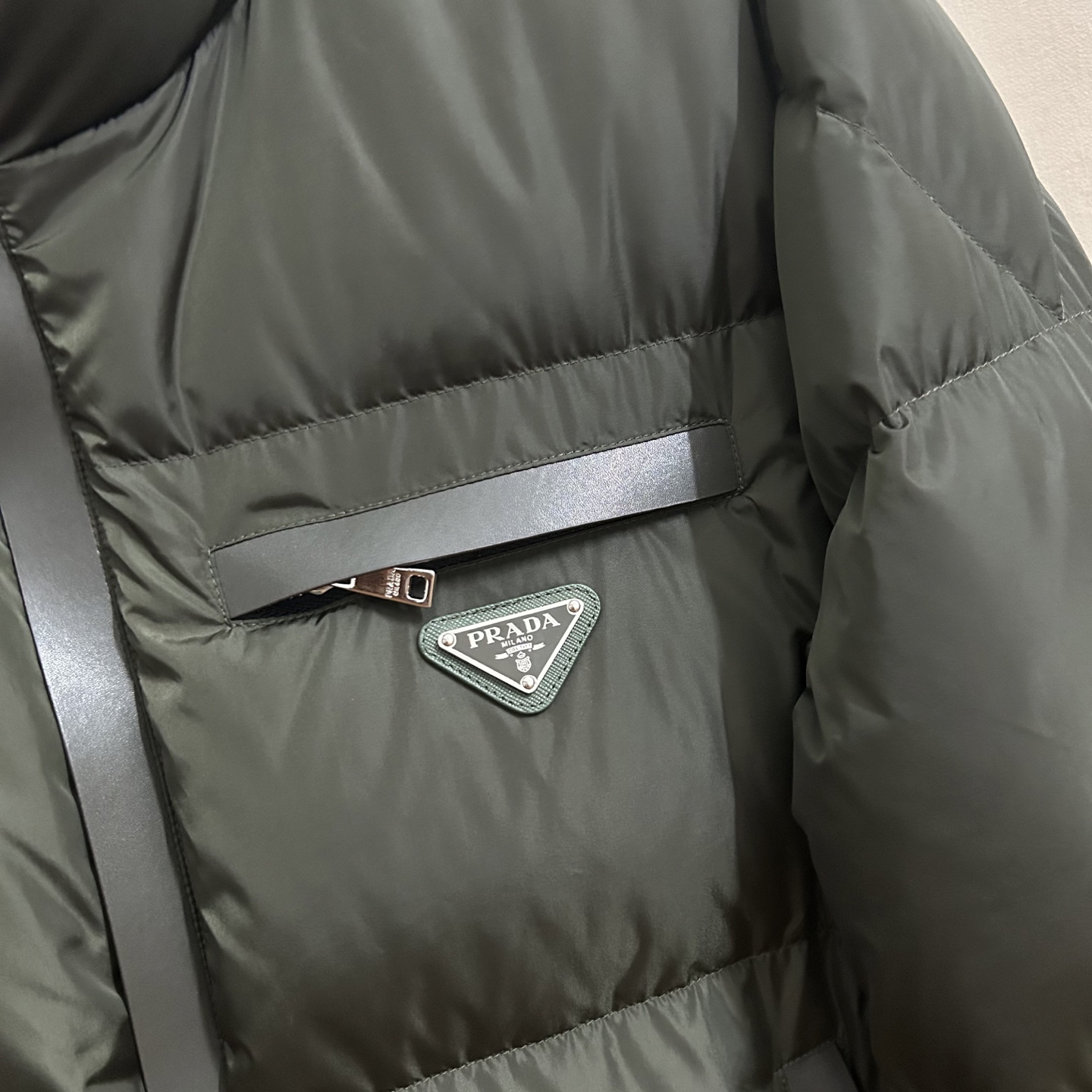 プラダ「Prada」冬の新作 スタンドカラー付きダウンジャケット