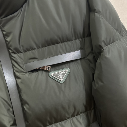プラダ「Prada」冬の新作 スタンドカラー付きダウンジャケット