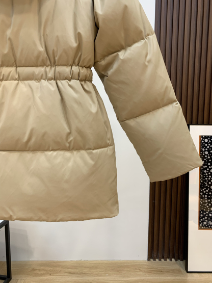 プラダ「Prada」冬の新作 フード付きダウンジャケット