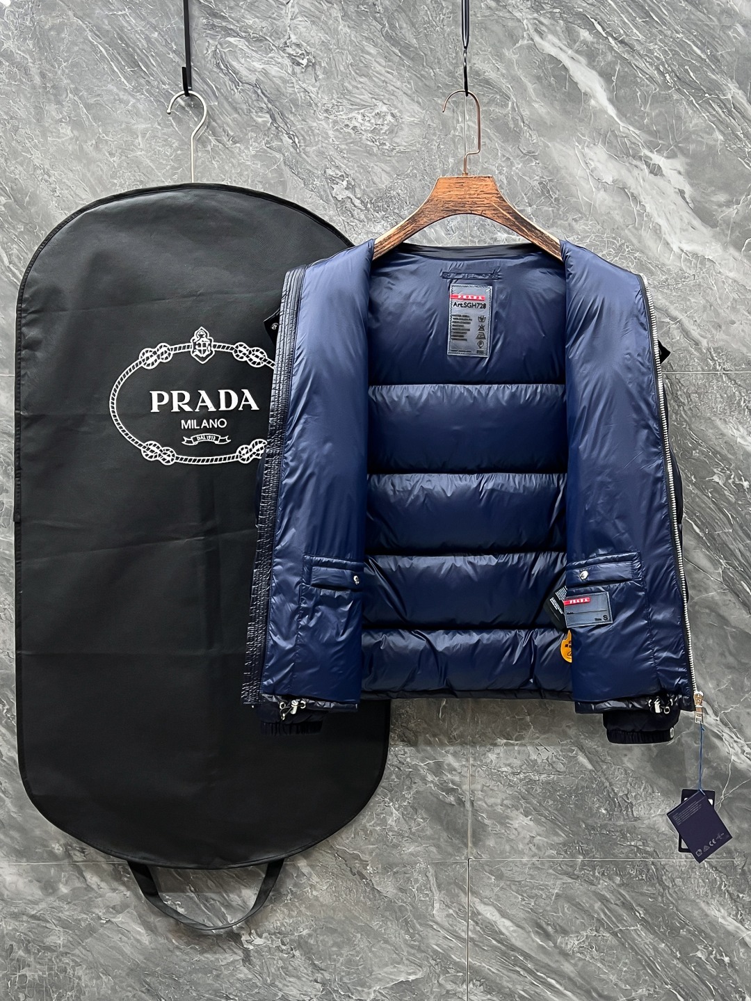 プラダ「Prada」秋冬ダウンジャケット スタンドカラー