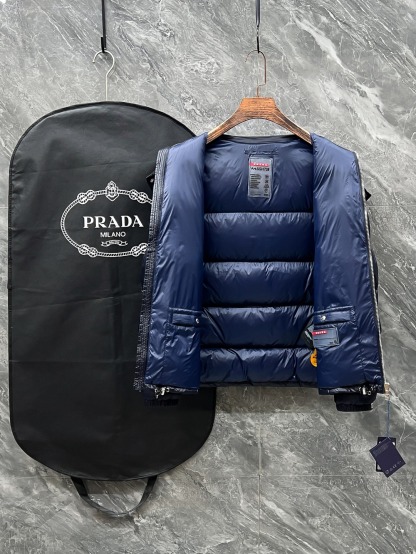 プラダ「Prada」秋冬ダウンジャケット スタンドカラー