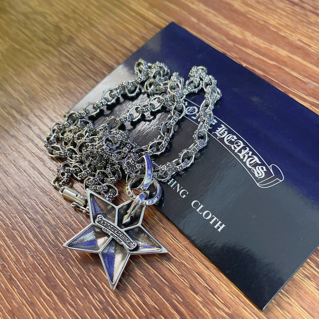 クロムハーツ「Chrome Hearts」のクラシックネックレス - 日常に上品なアクセントを添えるユニセックスモデル