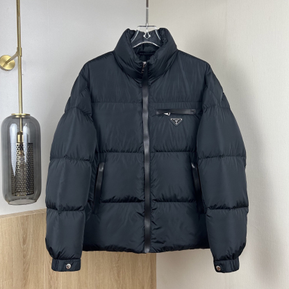 プラダ「Prada」冬の新作 スタンドカラー付きダウンジャケット