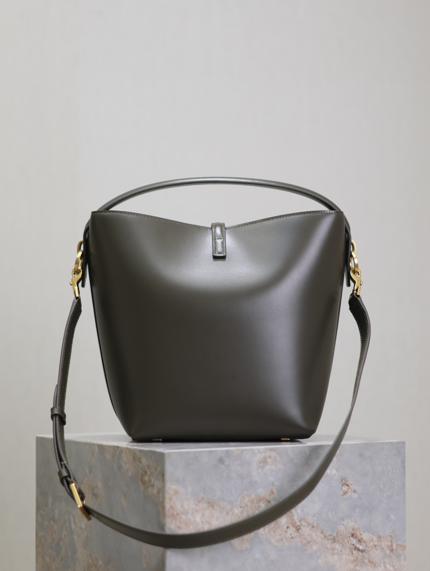2026サンローラン「SAINT LAURENT LE 5 À 7 バケットショルダーバッグ
