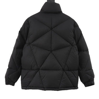 Moncler とのコラボレーションの三角カットの立領ダウンジャケット