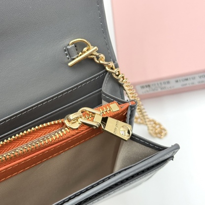 ミュウミュウ「Miu Miu」ミュウミュウ レザーミニバッグ V06 / ハンドバッグ