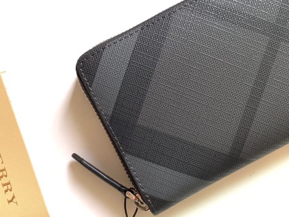 バーバリー「Burberry」ロンドン チェーン ジップ ウォレット