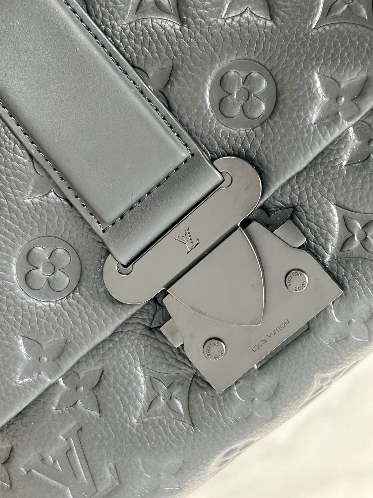 ルイ・ヴィトン「Louis Vuitton」スタイリッシュ メッセンジャーバッグ