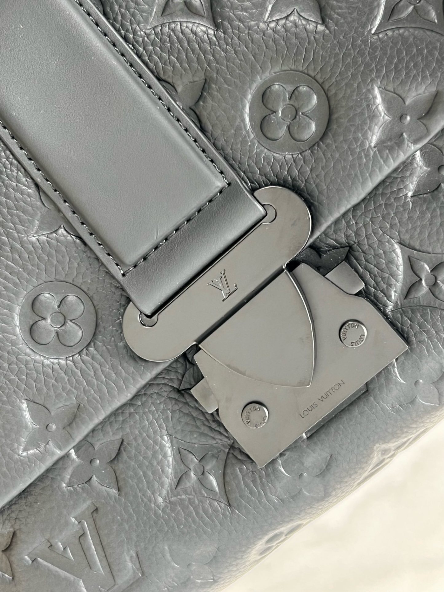 ルイ・ヴィトン「Louis Vuitton」スタイリッシュ メッセンジャーバッグ