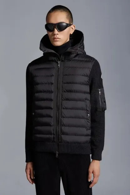 モンクレール（Moncler）の 24S 新作、袖が編み地とつなぎ合わされたパーカ付きの薄手ダウンジャケット