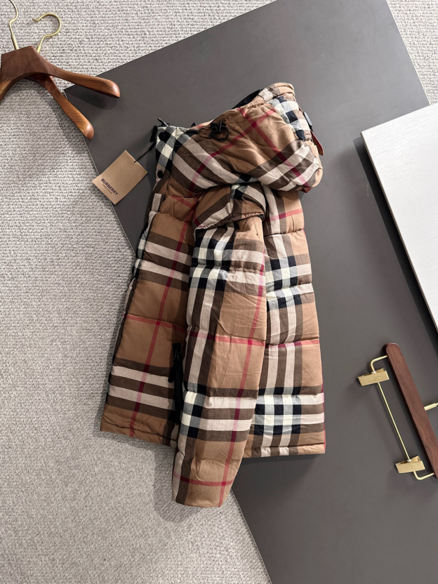 バーバリー「Burberry」 冬の新作 フード付き男性のダウンジャケット
