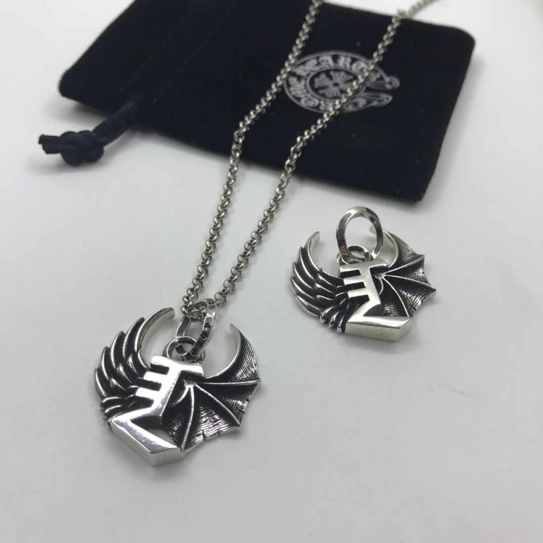 クロムハーツ「Chrome Hearts」バットウィング クロス ペンダント ネックレス