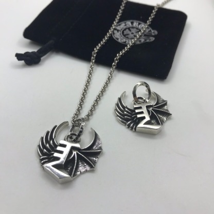 クロムハーツ「Chrome Hearts」バットウィング クロス ペンダント ネックレス