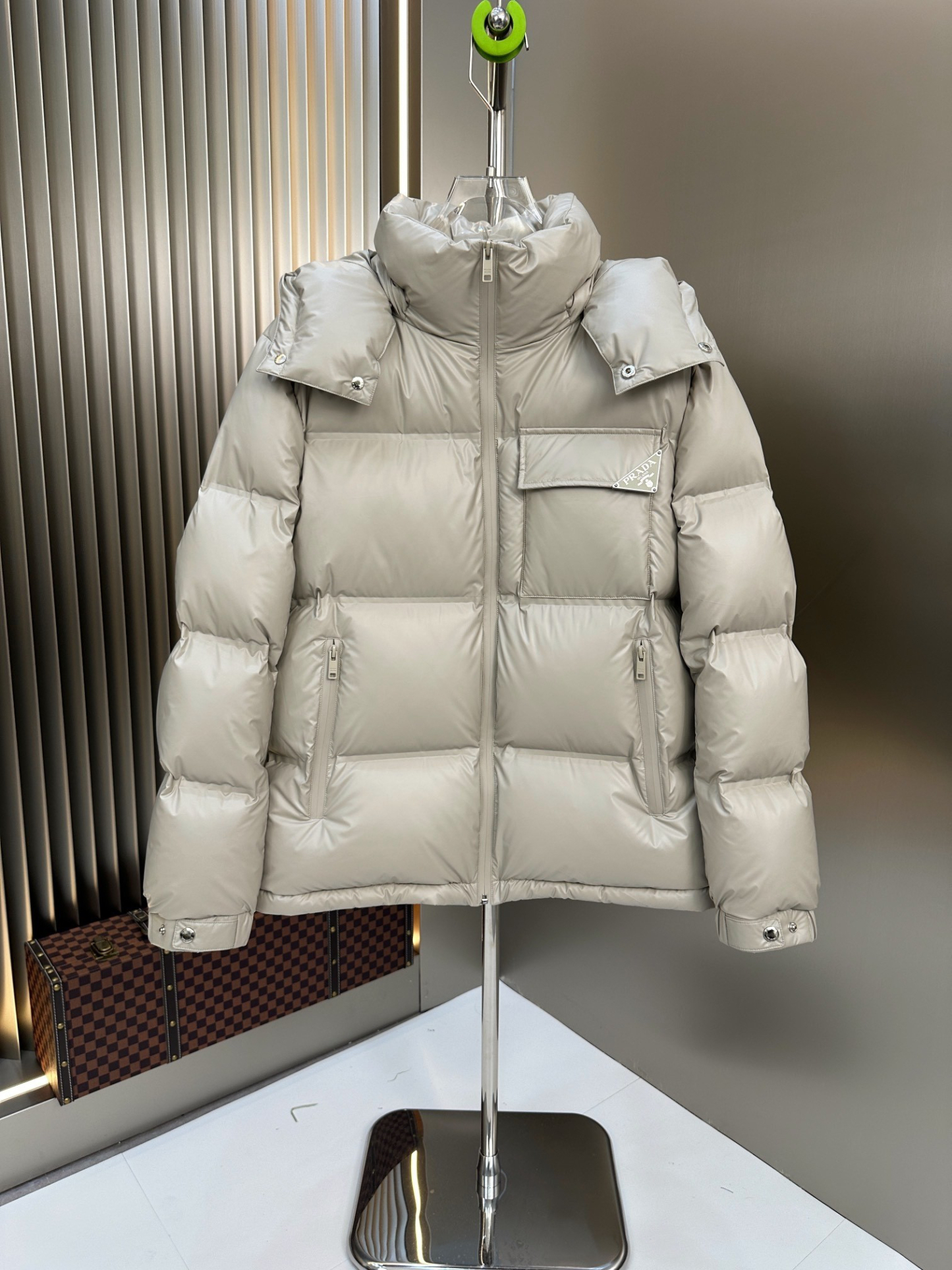 プラダ「Prada」冬の新作 フード付きダウンジャケット