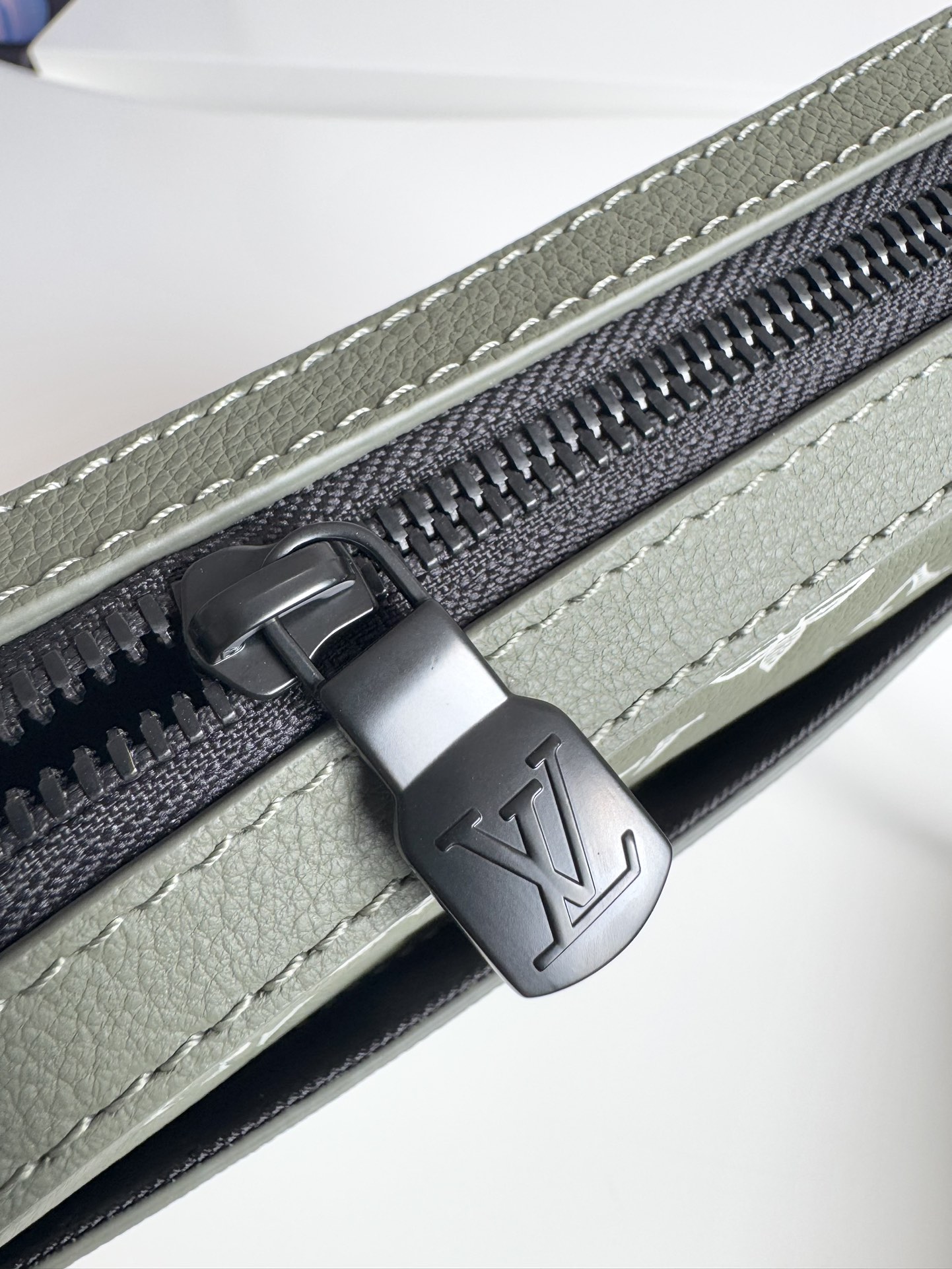 ルイ・ヴィトン「Louis Vuitton」スタイリッシュ メッセンジャーバッグ