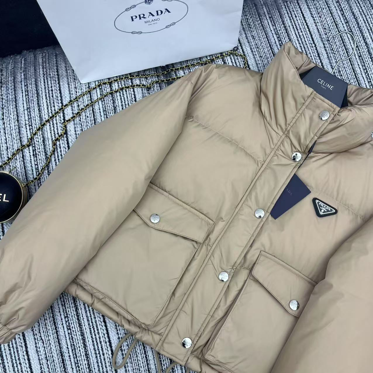 プラダ「Prada」冬の新作 スタンドカラー付きコットンジャケット