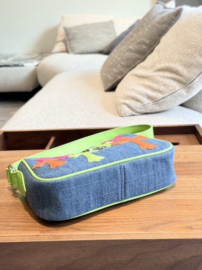 クロムハーツ「Chrome Hearts」十字架のショルダーバッグ