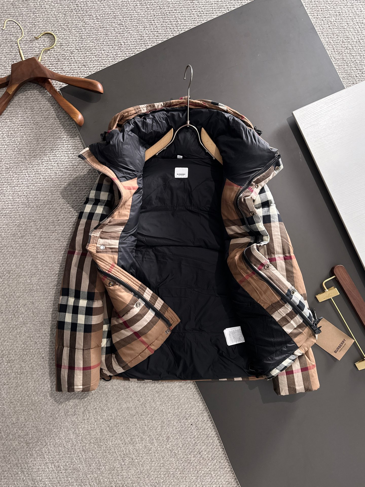 バーバリー「Burberry」 冬の新作 フード付き男性のダウンジャケット