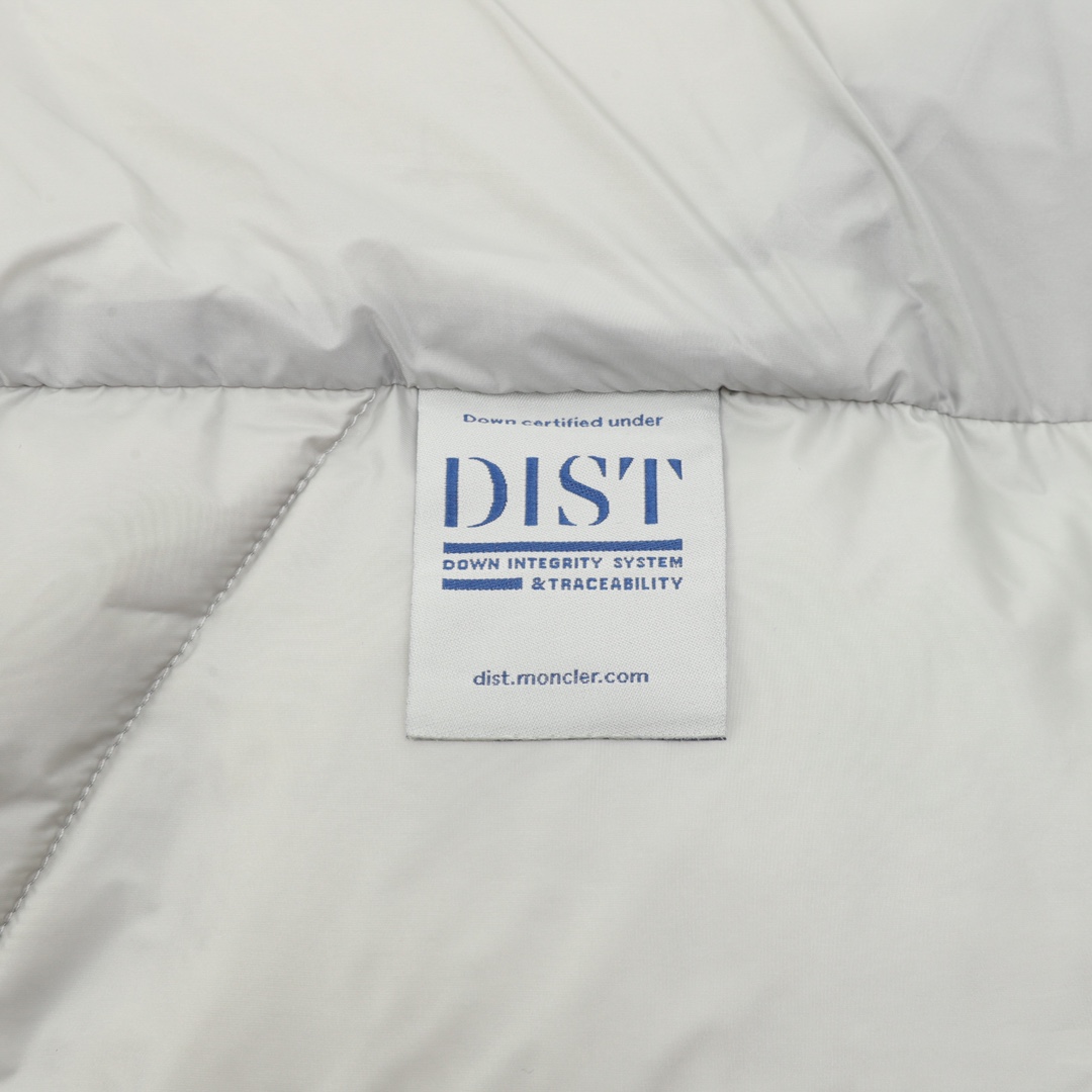 モンクレール「モンクレール」 とのコラボレーションの三角カットの立領ダウンジャケット-ISETAN PRESTIGE CURATED