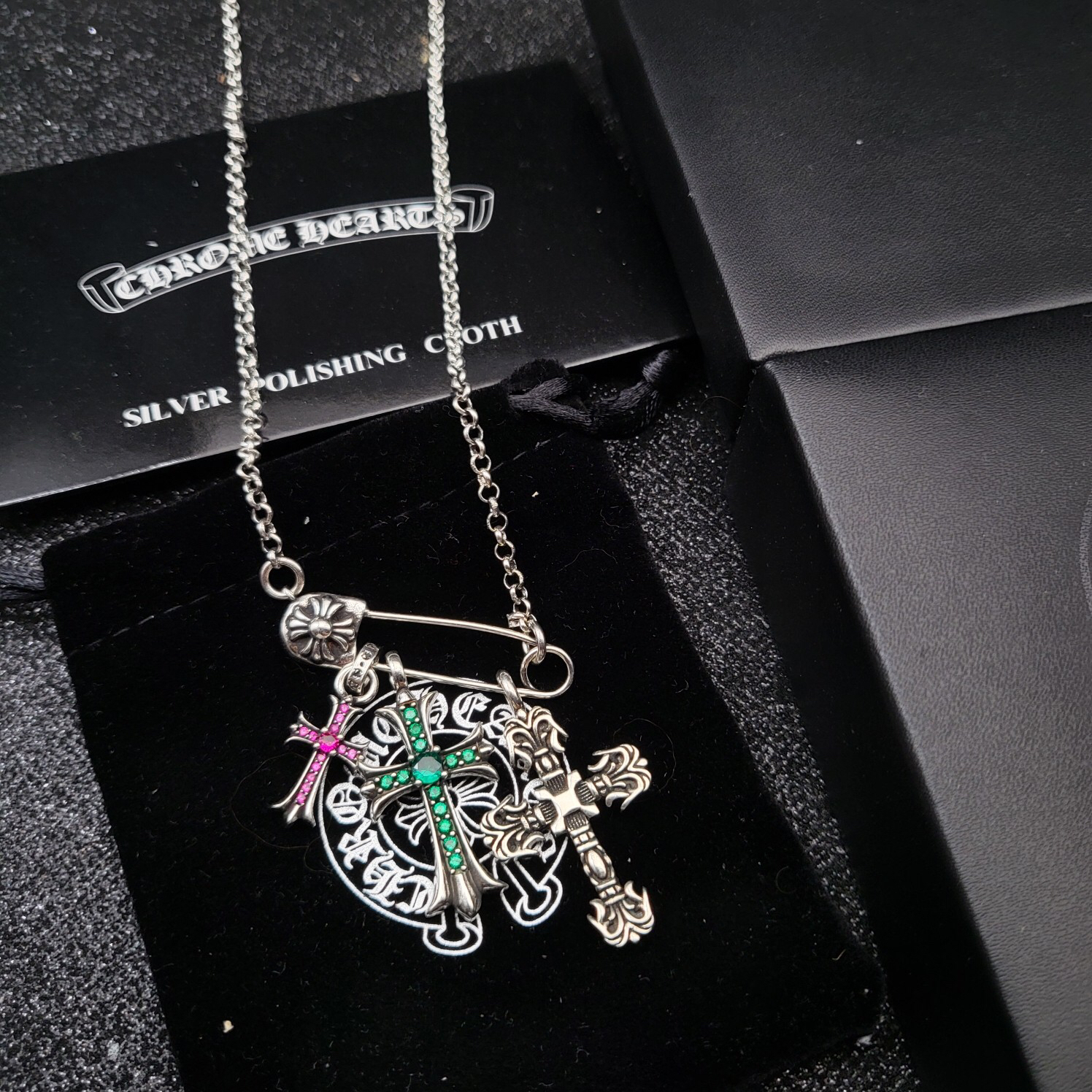 クロムハーツ「Chrome Hearts」のクラシックネックレス - 日常に上品なアクセントを添えるユニセックスモデル