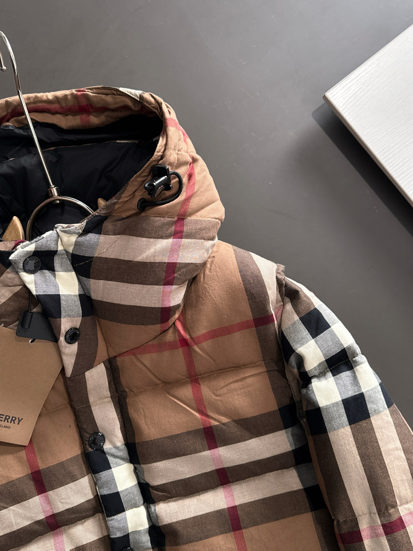 バーバリー「Burberry」 冬の新作 フード付き男性のダウンジャケット