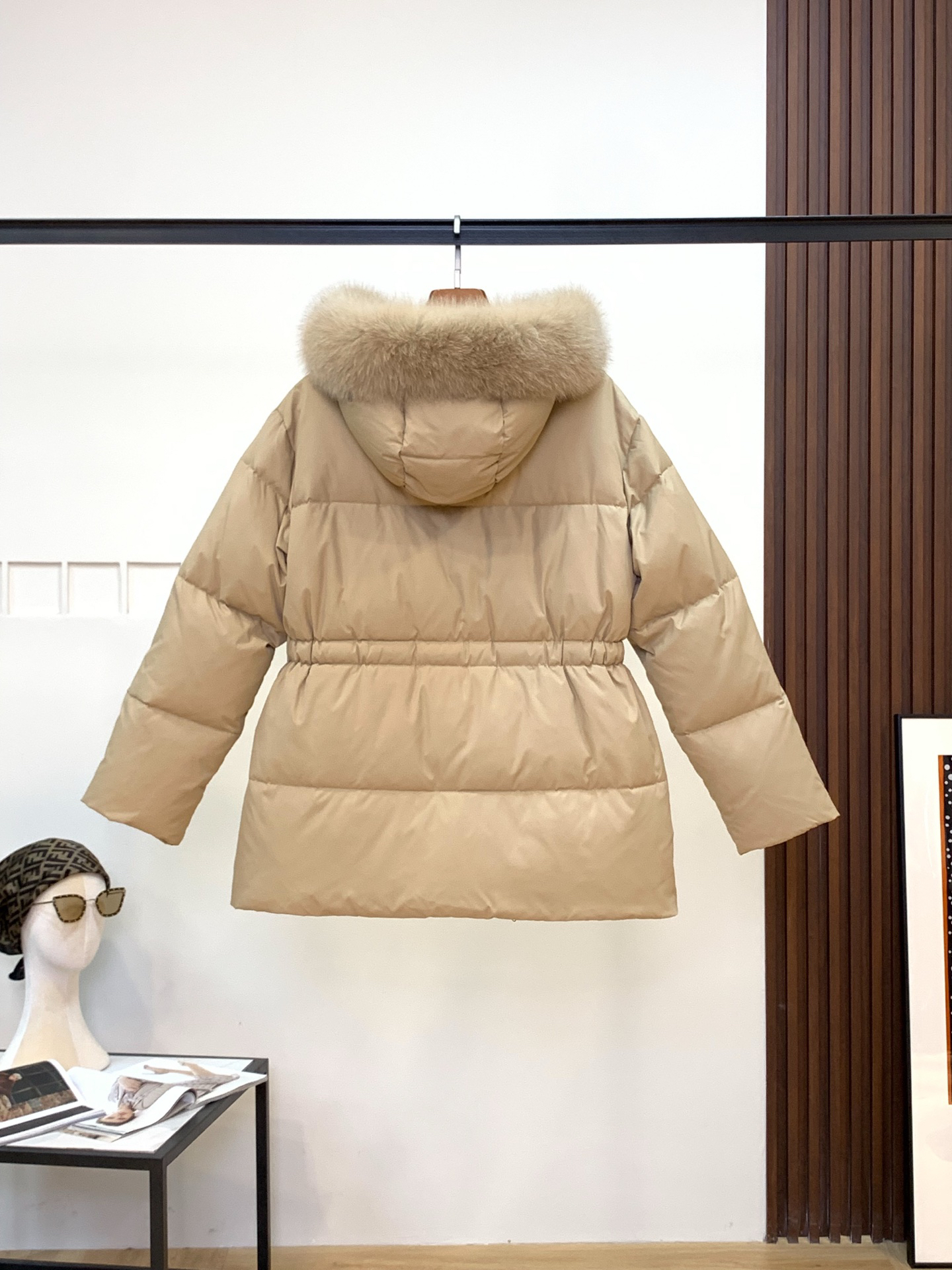 プラダ「Prada」冬の新作 フード付きダウンジャケット