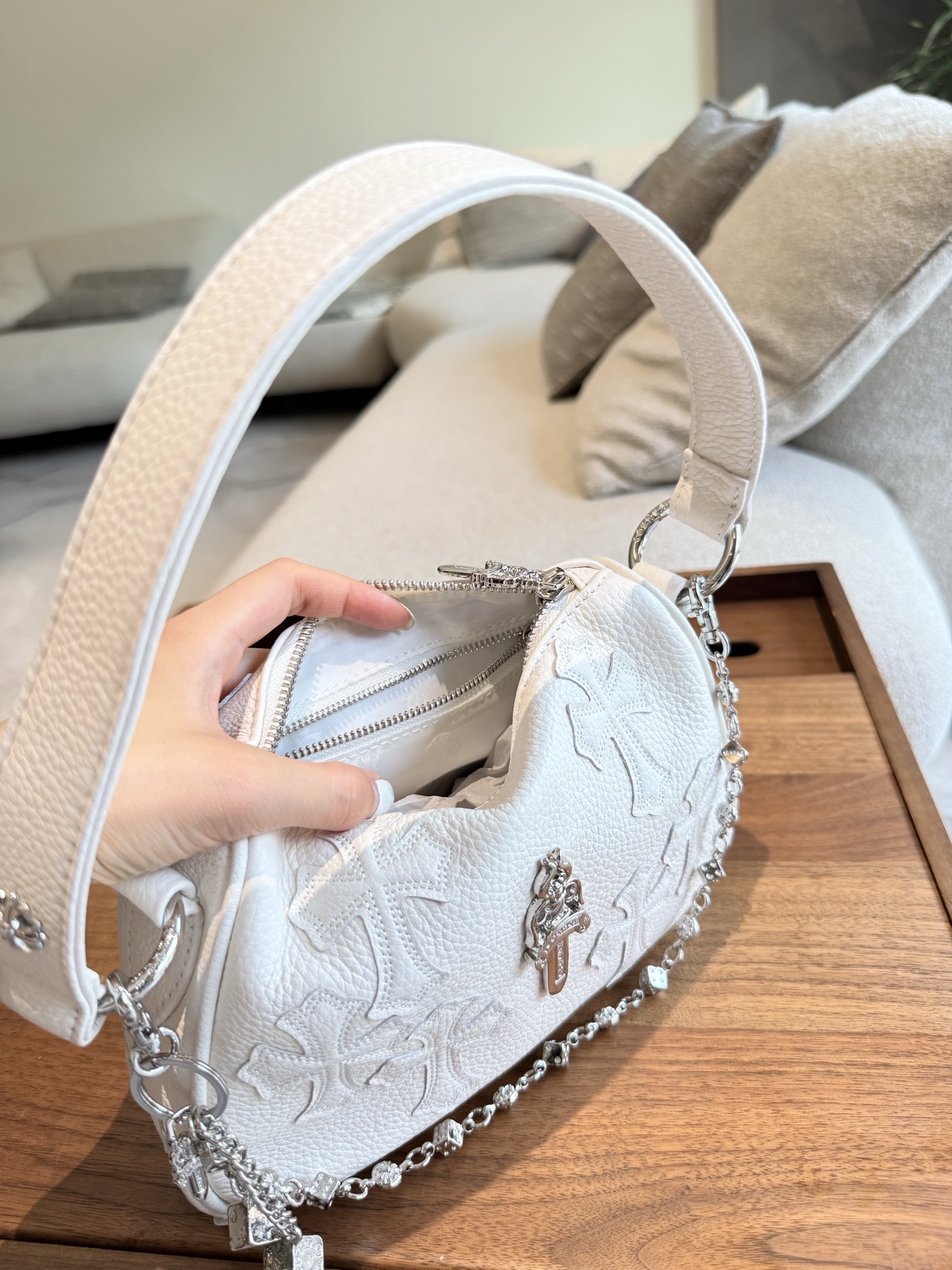 クロムハーツ「Chrome Hearts」十字架のショルダーバッグ