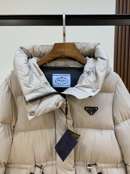 プラダ「Prada」秋冬フード付きダウンジャケット