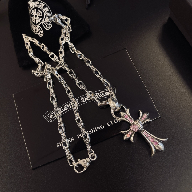クロムハーツ「Chrome Hearts」のクラシックネックレス - 日常に上品なアクセントを添えるユニセックスモデル