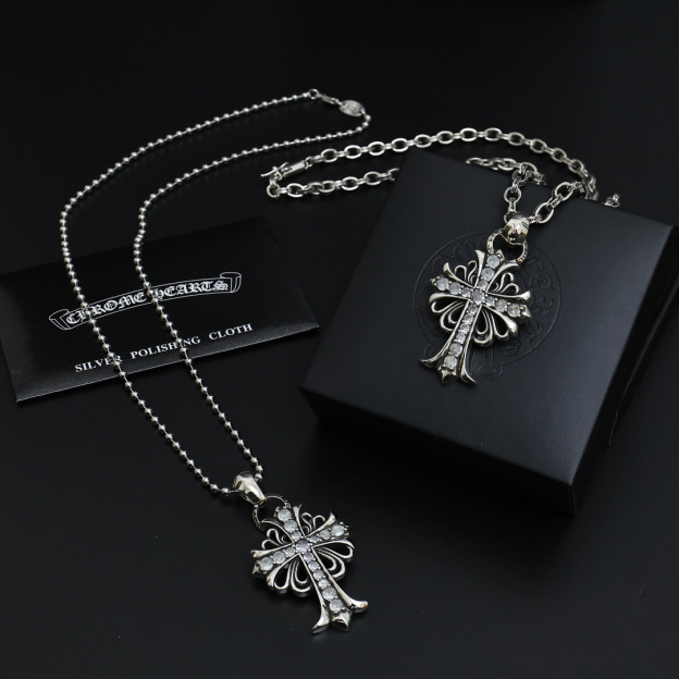クロムハーツ「Chrome Hearts」のクラシックネックレス - 日常に上品なアクセントを添えるユニセックスモデル