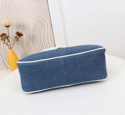 クロムハーツ「Chrome Hearts」十字架のショルダーバッグ