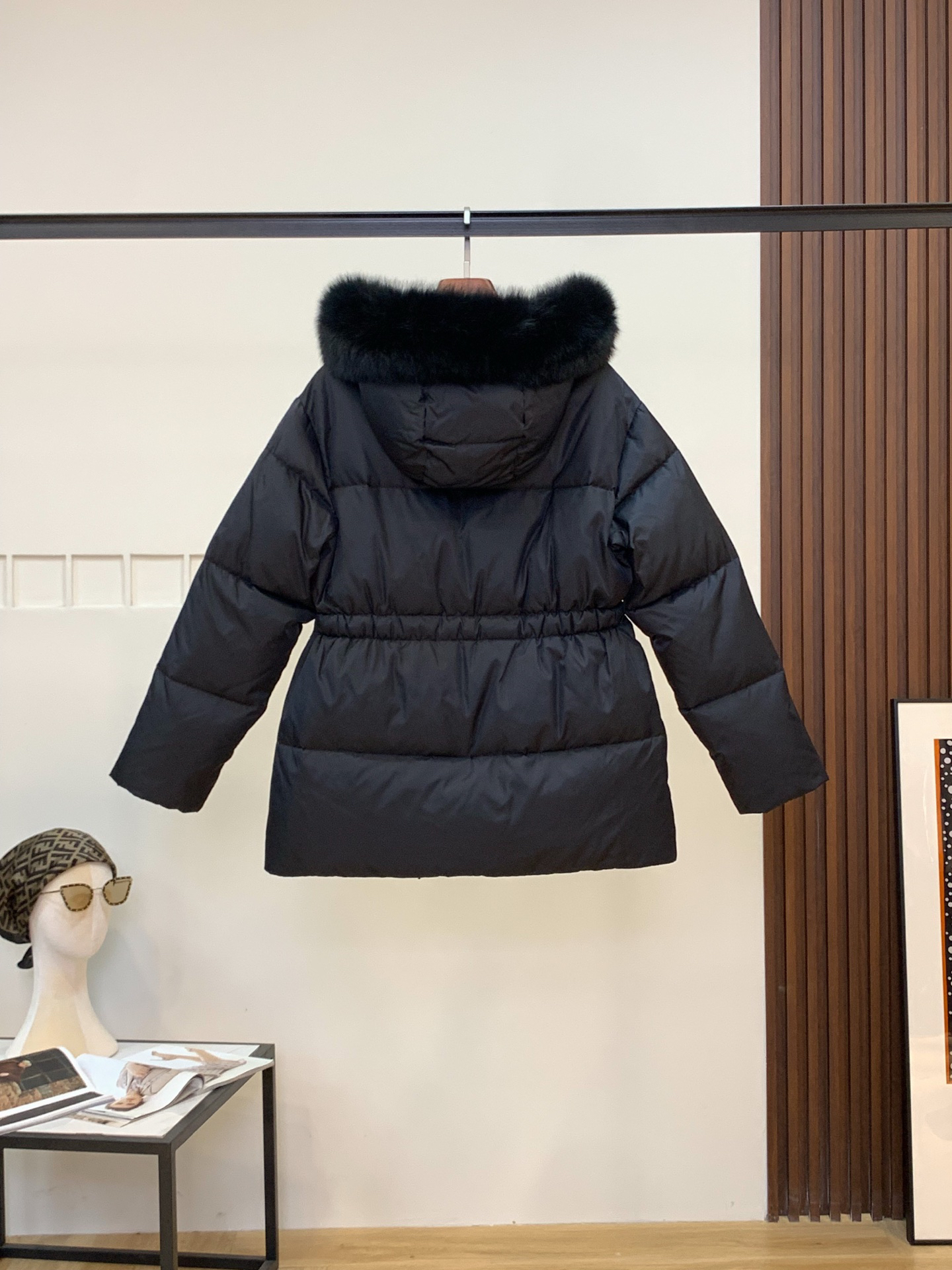 プラダ「Prada」冬の新作 フード付きダウンジャケット