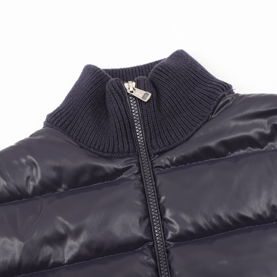 Moncler の軽くて裏地付きウール素材のジッパー付きダウンコート