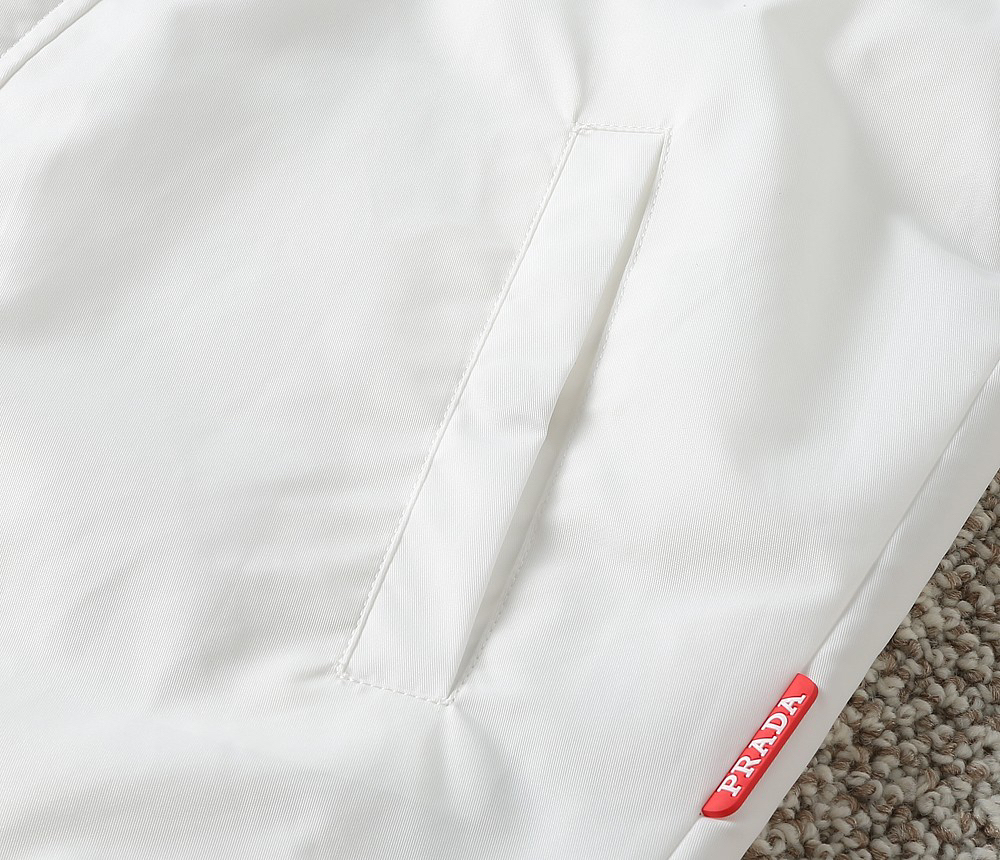 プラダ「Prada」秋冬 フード付きアウター