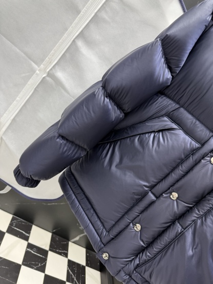 プラダ「Prada」秋冬ダウンジャケット スタンドカラー