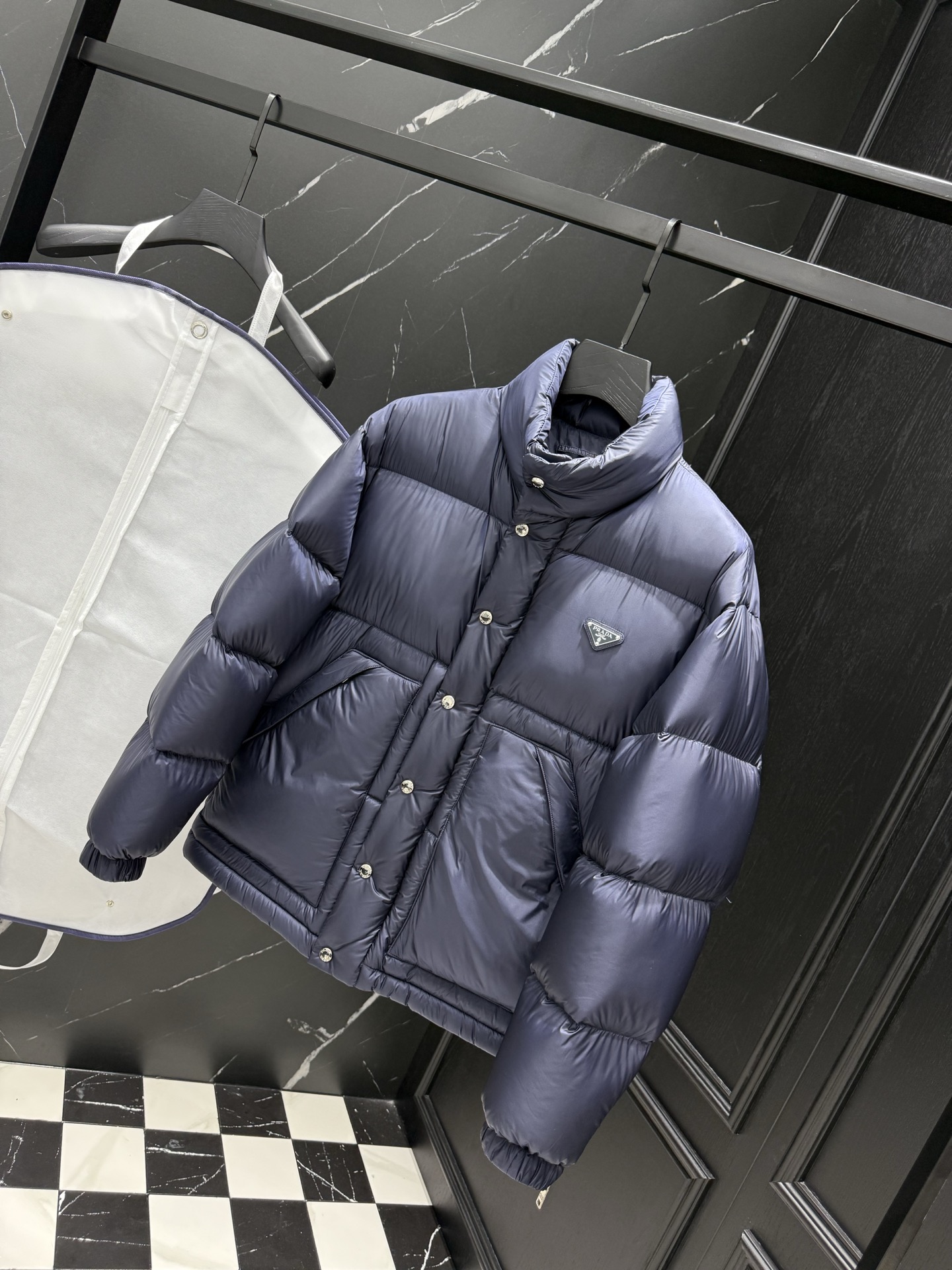 プラダ「Prada」秋冬ダウンジャケット スタンドカラー