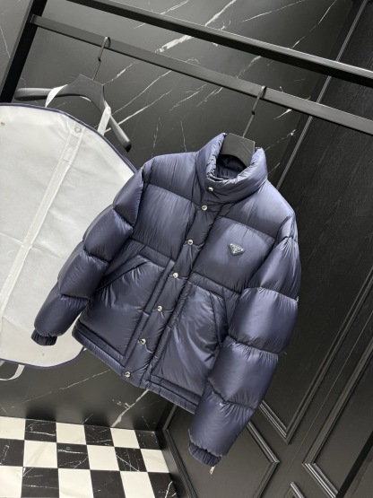 プラダ「Prada」秋冬ダウンジャケット スタンドカラー