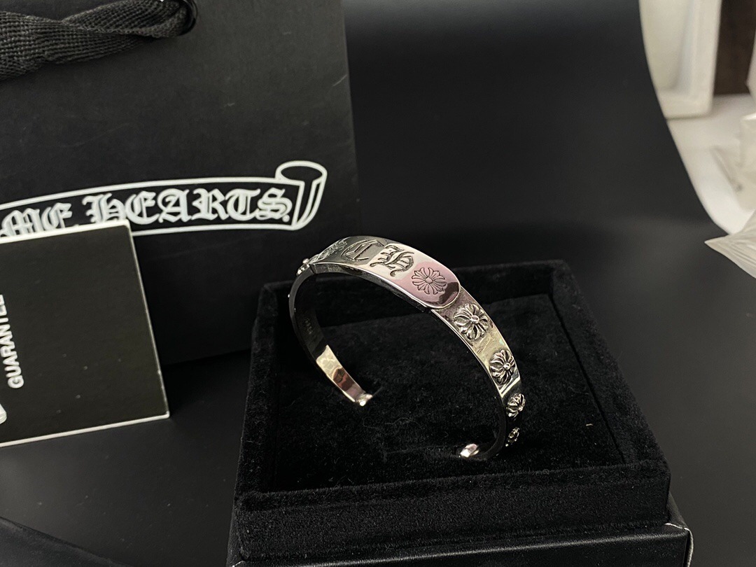 クロムハーツ「Chrome Hearts」Fleur-de-Lis Cross Cuff Bracelet