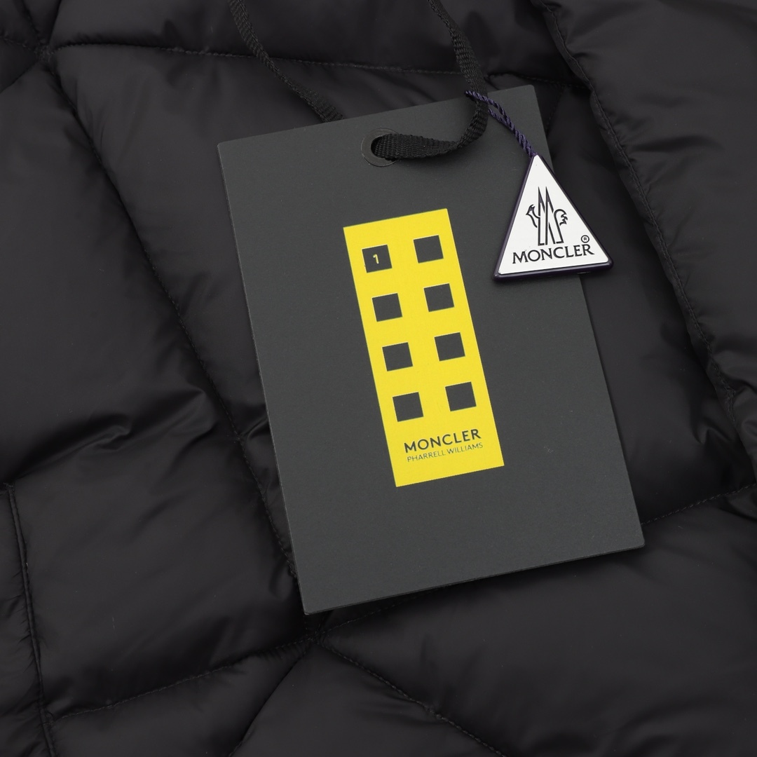 Moncler とのコラボレーションの三角カットの立領ダウンジャケット