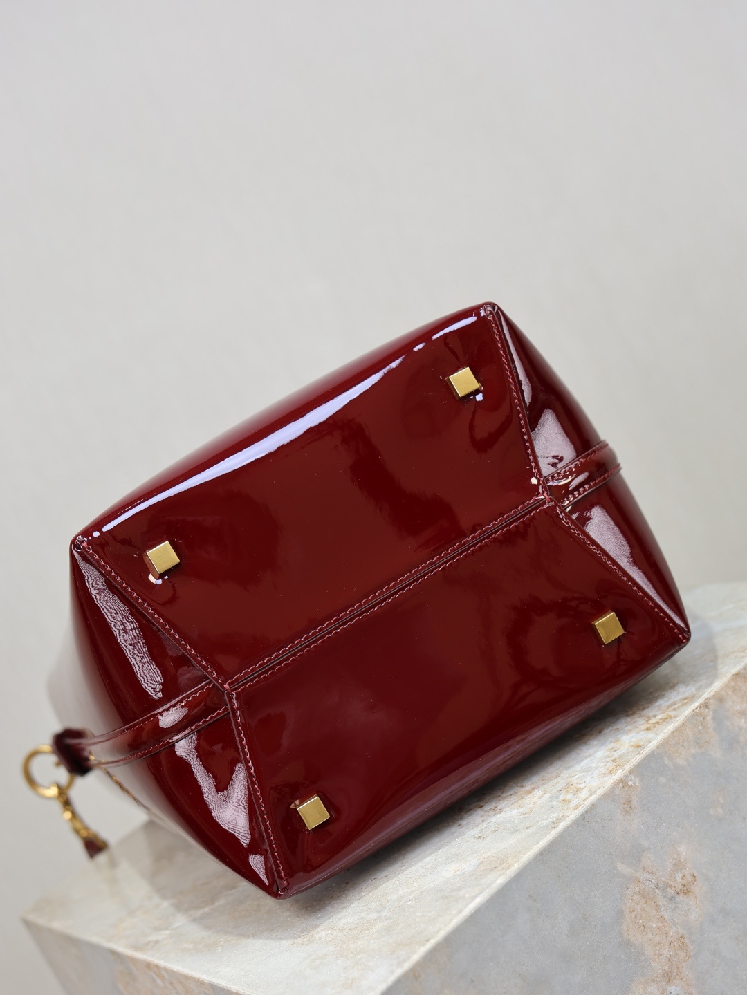 2026サンローラン「Saint Laurent LE 5 À 7 BEA パテントレザー バケツバッグ