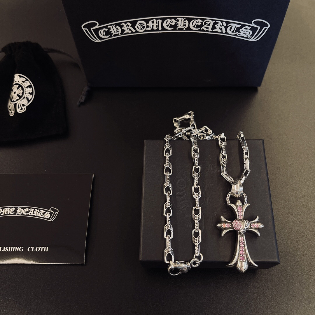 クロムハーツ「Chrome Hearts」のクラシックネックレス - 日常に上品なアクセントを添えるユニセックスモデル