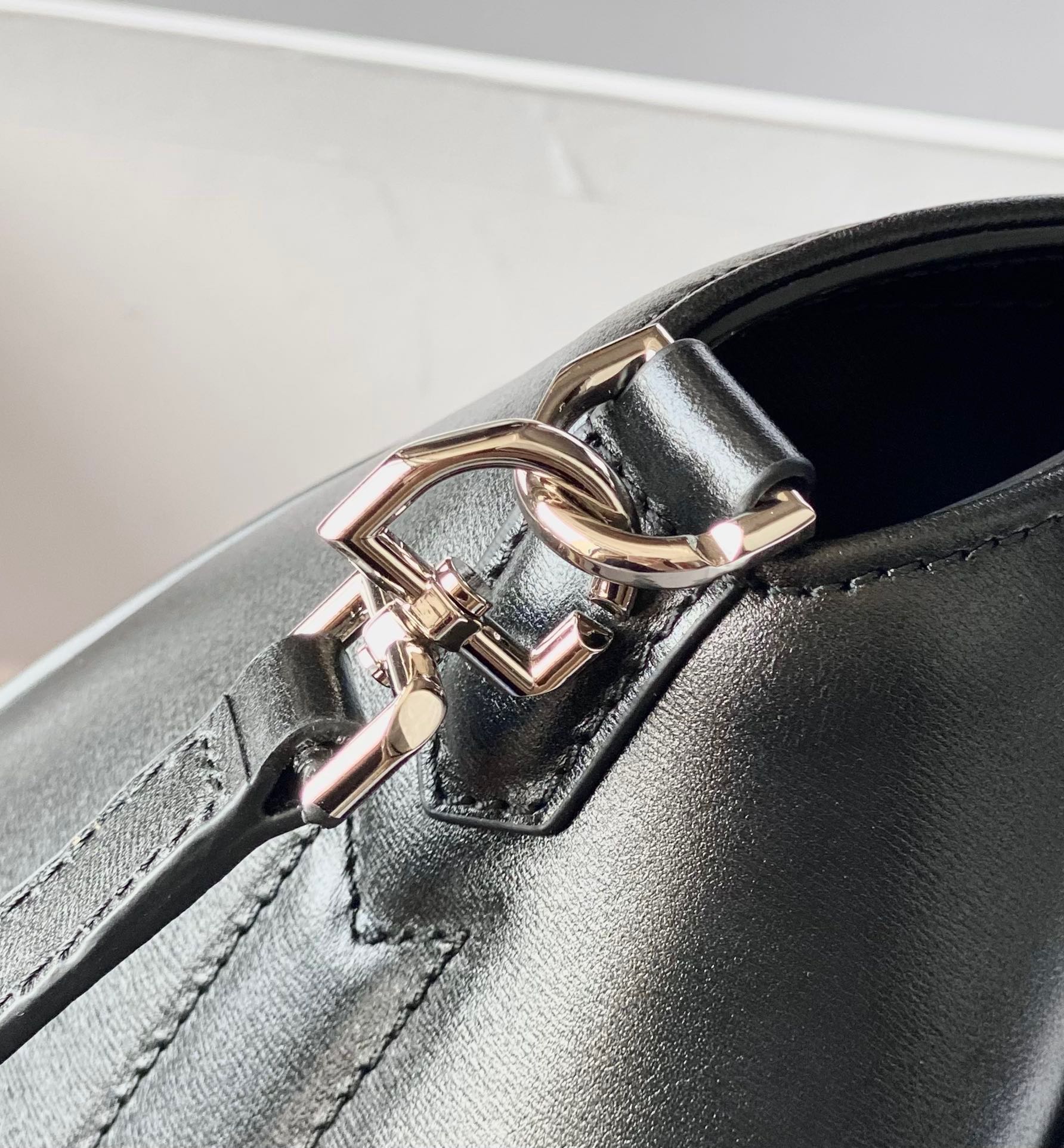 ジバンシィ「Givenchy」スモール アンティゴナ ボックスレザー バッグ